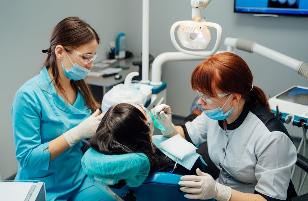 How to Become A Dental Assistant